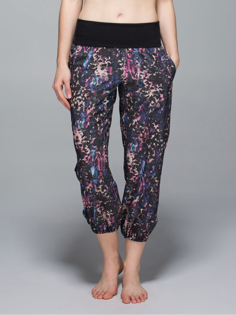 Lululemon size 6 Om Pant in floral sport black multi